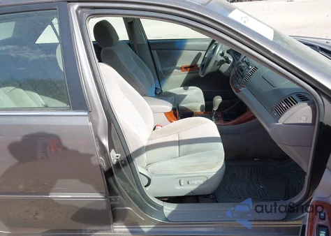 2004 Toyota Camry Xle z USA, uszkodzony, nr VIN 4T1BE32K34U853707